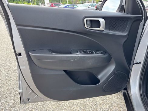 Used 2025 Hyundai Venue SE FWD image 13