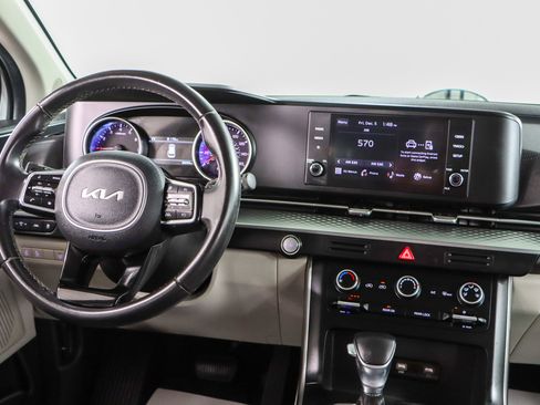 Used 2024 Kia Carnival LX image 17