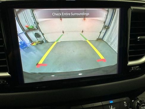 Used 2023 Chrysler Pacifica Touring-L image 38