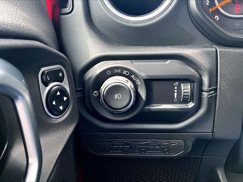 Used 2024 Jeep Wrangler Unlimited Sahara AWD/4WD image 33