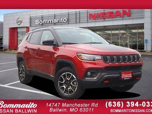 Used 2025 Jeep Compass Trailhawk AWD/4WD image 1