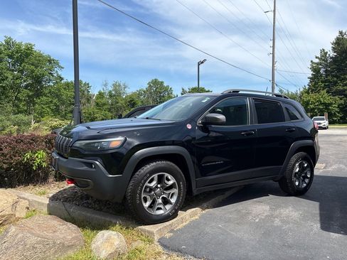 Used 2019 Jeep Cherokee Trailhawk w/ Cold Weather Group AWD/4WD image 3