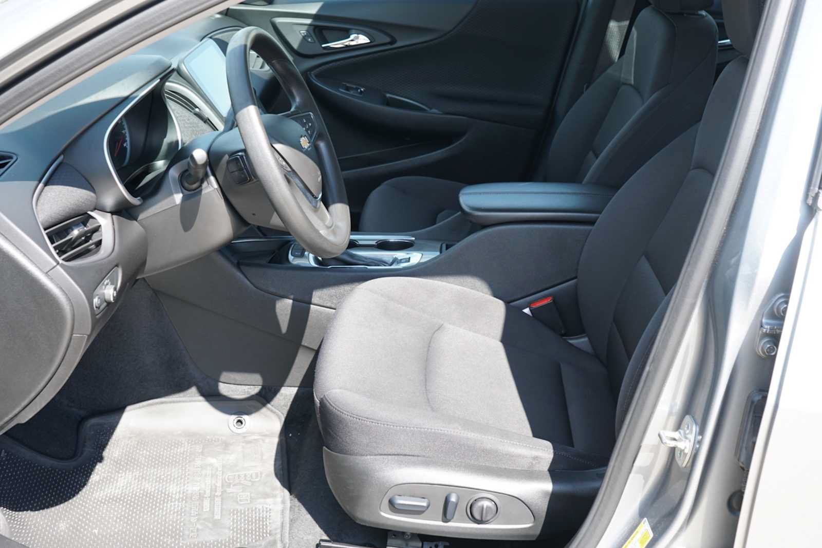 Used 2025 Chevrolet Malibu LT FWD image 8