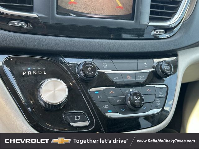 Used 2022 Chrysler Voyager LX FWD image 19