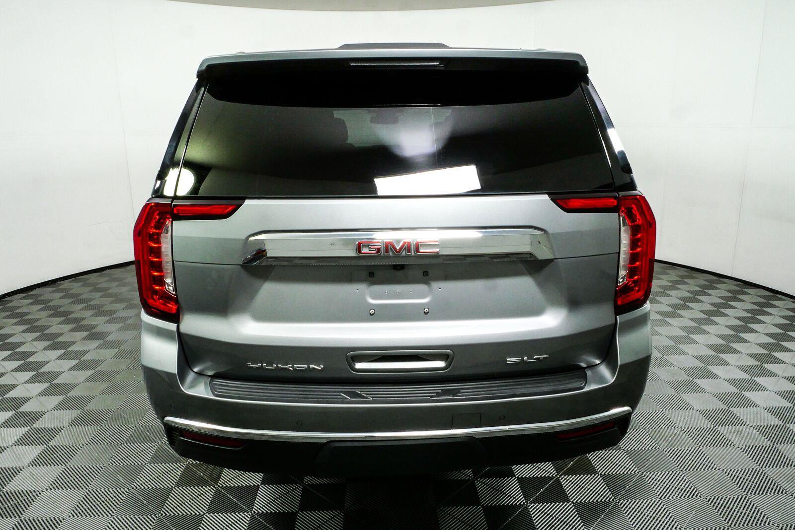 Used 2023 GMC Yukon XL SLT w/ SLT Luxury Package RWD image 3