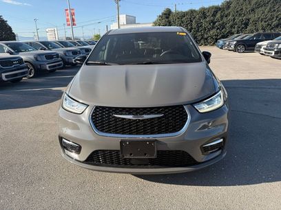 Used 2025 Chrysler Pacifica Select