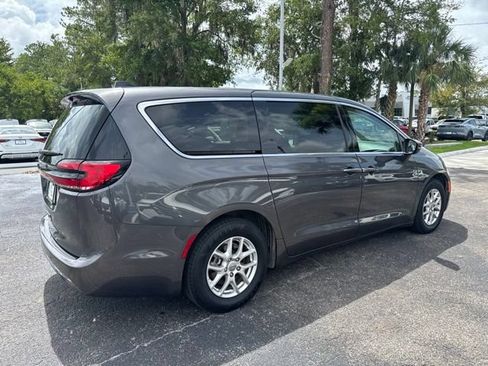 Used 2023 Chrysler Pacifica Touring-L FWD image 6