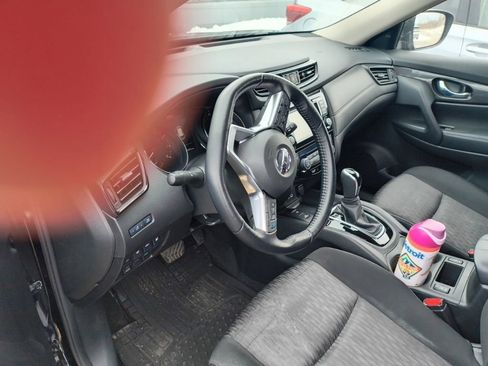 Used 2020 Nissan Rogue SV w/ Premium Package image 2