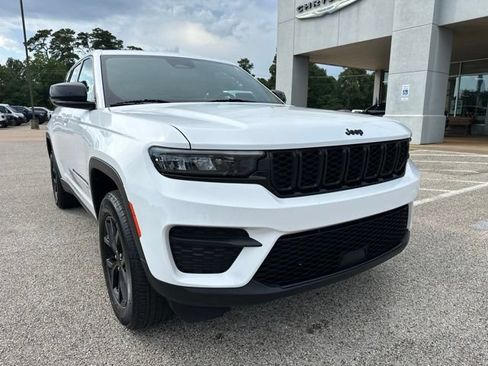 Used 2024 Jeep Grand Cherokee Altitude RWD image 1