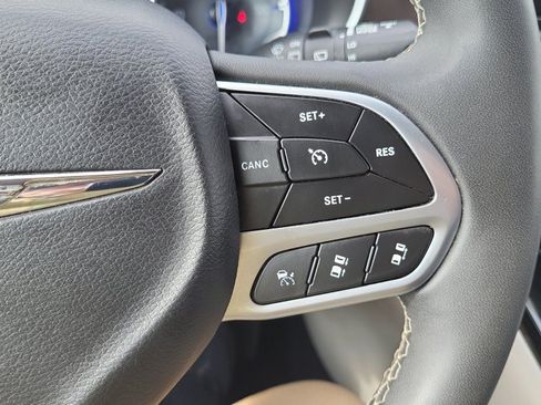 Used 2022 Chrysler Pacifica Touring-L FWD image 30
