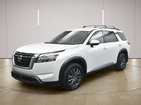 Certified 2025 Nissan Pathfinder SV FWD image 3