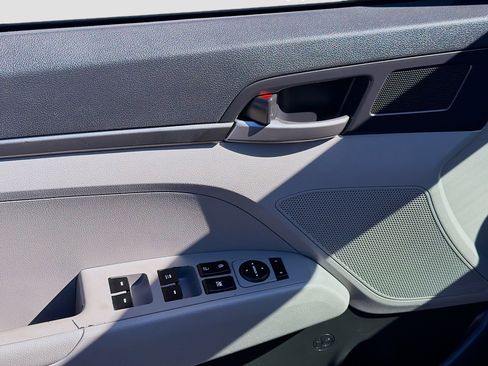 Used 2017 Hyundai Elantra SE image 13