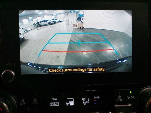 Used 2023 Toyota Highlander LE image 24