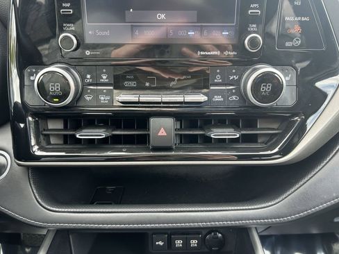 Used 2021 Toyota Highlander XLE AWD/4WD image 20