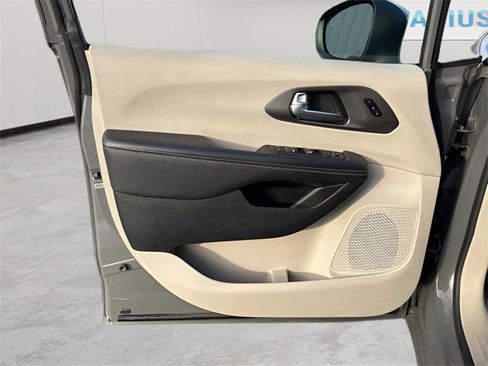 Used 2023 Chrysler Pacifica Touring-L image 14
