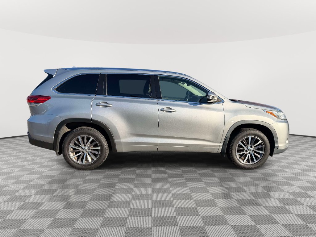 Used 2017 Toyota Highlander XLE AWD/4WD image 2
