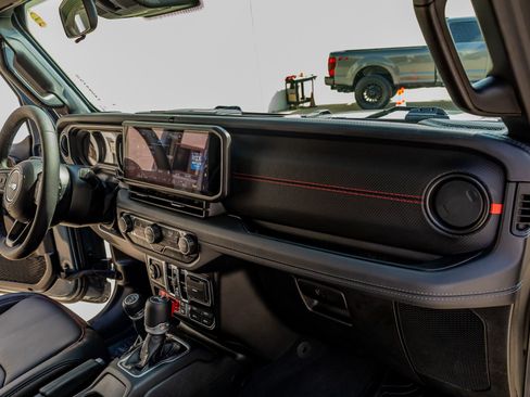 Used 2025 Jeep Wrangler Unlimited Rubicon image 17