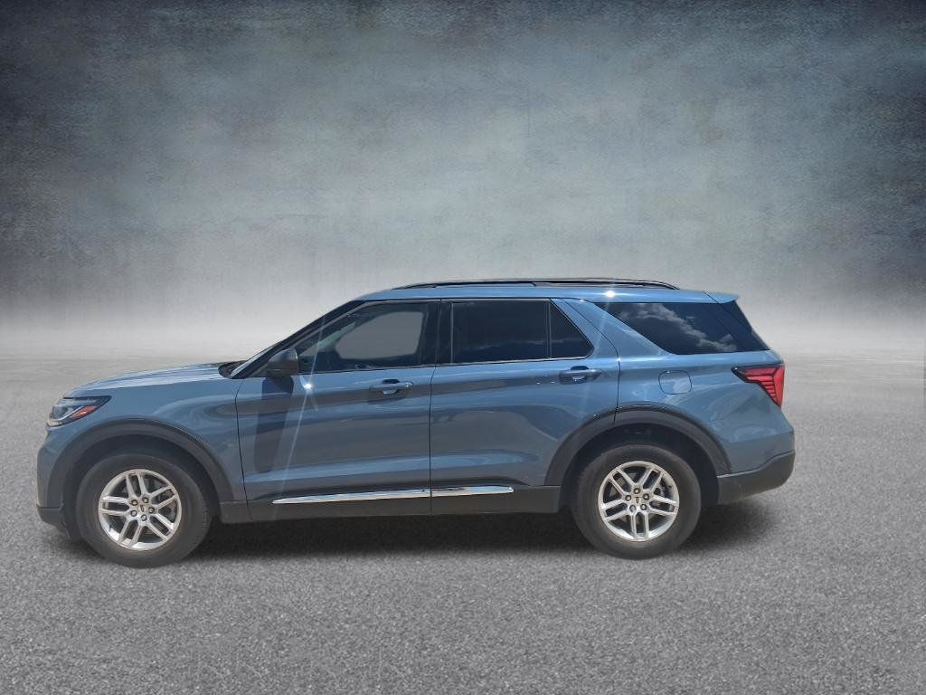 Used 2025 Ford Explorer Active RWD image 2