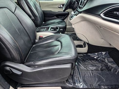 Used 2020 Chrysler Pacifica Touring-L image 46