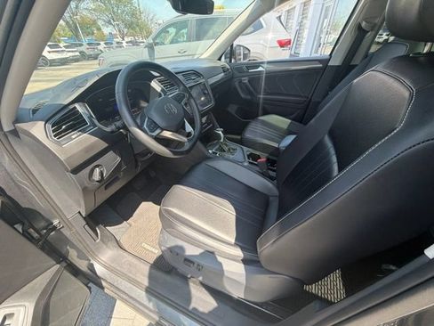 Used 2024 Volkswagen Tiguan SE w/ Panoramic Sunroof Package FWD image 18