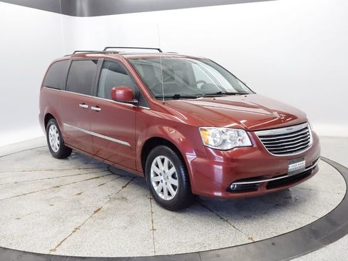 Used 2016 Chrysler Town & Country Touring w/ Driver Convenience Group FWD image 9