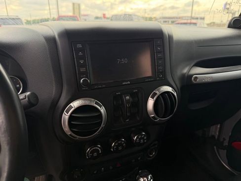 Used 2012 Jeep Wrangler Unlimited Rubicon w/ Connectivity Group AWD/4WD image 13