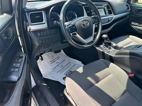 Used 2019 Toyota Highlander LE AWD/4WD image 11