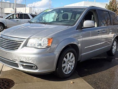 Used 2015 Chrysler Town & Country Touring image 8