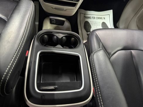 Used 2023 Chrysler Pacifica Touring-L image 27