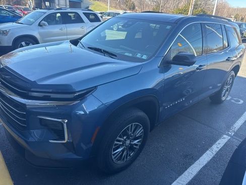 Used 2024 Chevrolet Traverse LT image 3