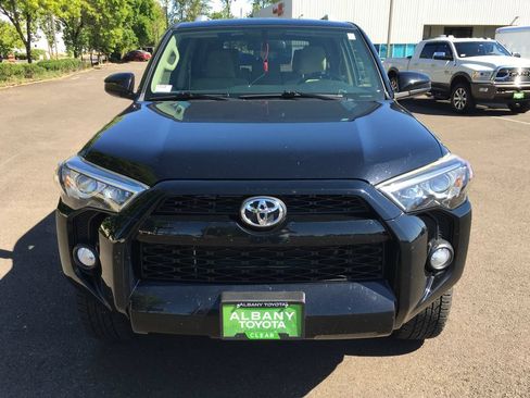 Used 2018 Toyota 4Runner SR5 AWD/4WD image 9
