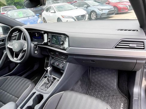 Used 2024 Volkswagen Jetta Sport image 9