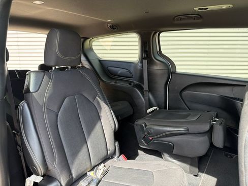 Used 2023 Chrysler Pacifica Touring FWD image 16