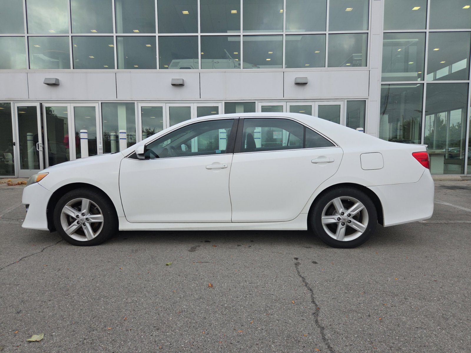 Used 2014 Toyota Camry SE FWD image 9