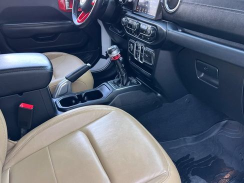 Used 2018 Jeep Wrangler Unlimited Sahara AWD/4WD image 19