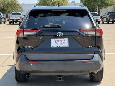 Used 2021 Toyota RAV4 LE FWD image 5