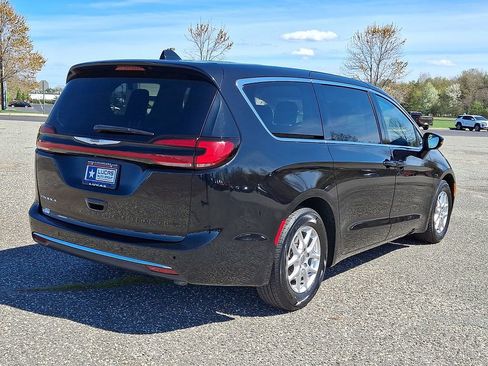 Used 2024 Chrysler Pacifica Touring-L FWD image 11