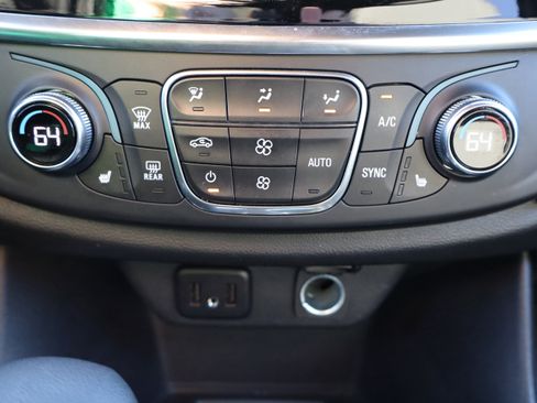 Used 2023 Chevrolet Traverse LT image 22