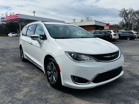 Used 2018 Chrysler Pacifica Limited w/ Advanced Safetytec Group FWD image 1