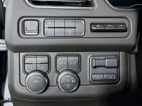 Used 2024 GMC Yukon XL AT4 w/ Technology Package image 11