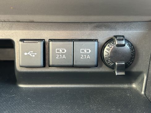 Used 2021 Toyota Highlander XLE AWD/4WD image 35