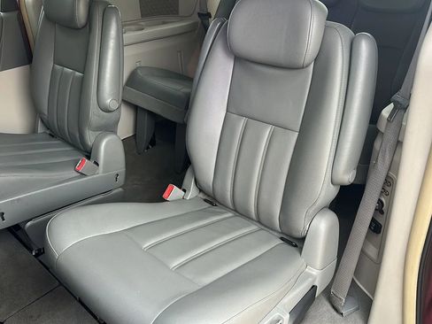 Used 2010 Dodge Grand Caravan SXT image 4