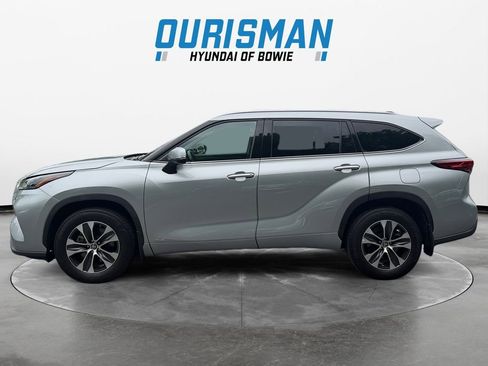 Used 2022 Toyota Highlander XLE AWD/4WD image 3
