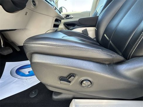 Used 2024 Chrysler Pacifica Touring-L image 14