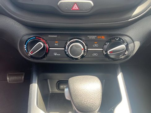 Used 2025 Kia Soul LX w/ LX Technology Package FWD image 19