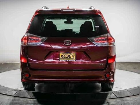 Used 2020 Toyota Sienna SE image 3