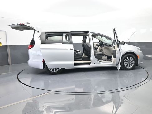 Used 2024 Chrysler Pacifica Select image 69