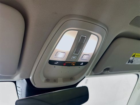 Used 2022 Volvo XC60 B5 Momentum w/ Climate Package image 32