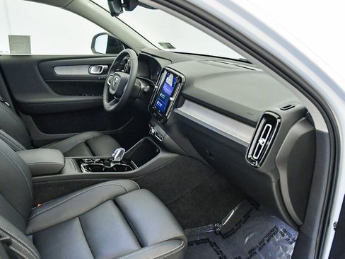 Certified 2025 Volvo XC40 B5 Plus w/ Climate Package image 17