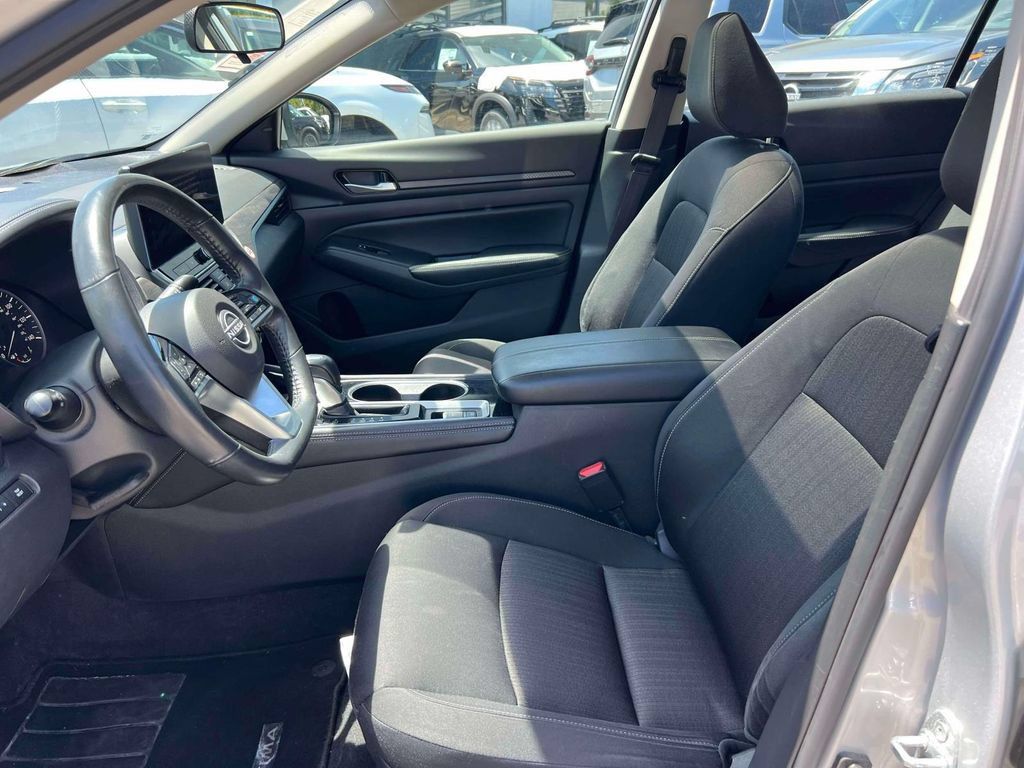 Used 2024 Nissan Altima 2.5 SV w/ SV Premium Package AWD/4WD image 16